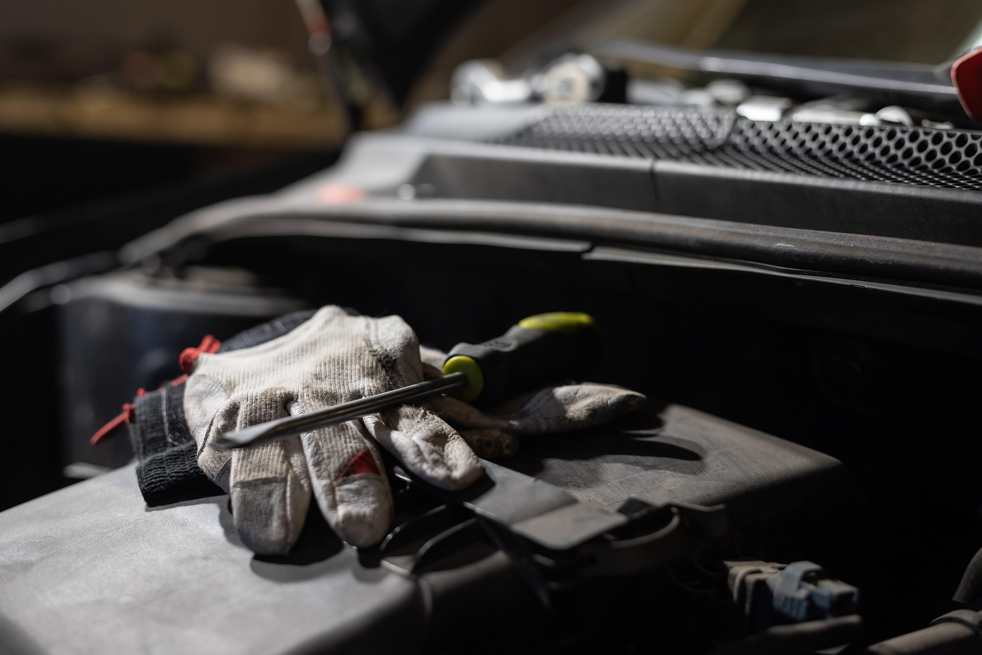 Werkhandschoenen in de garage van Garage van Vroenhoven in Haghorst
