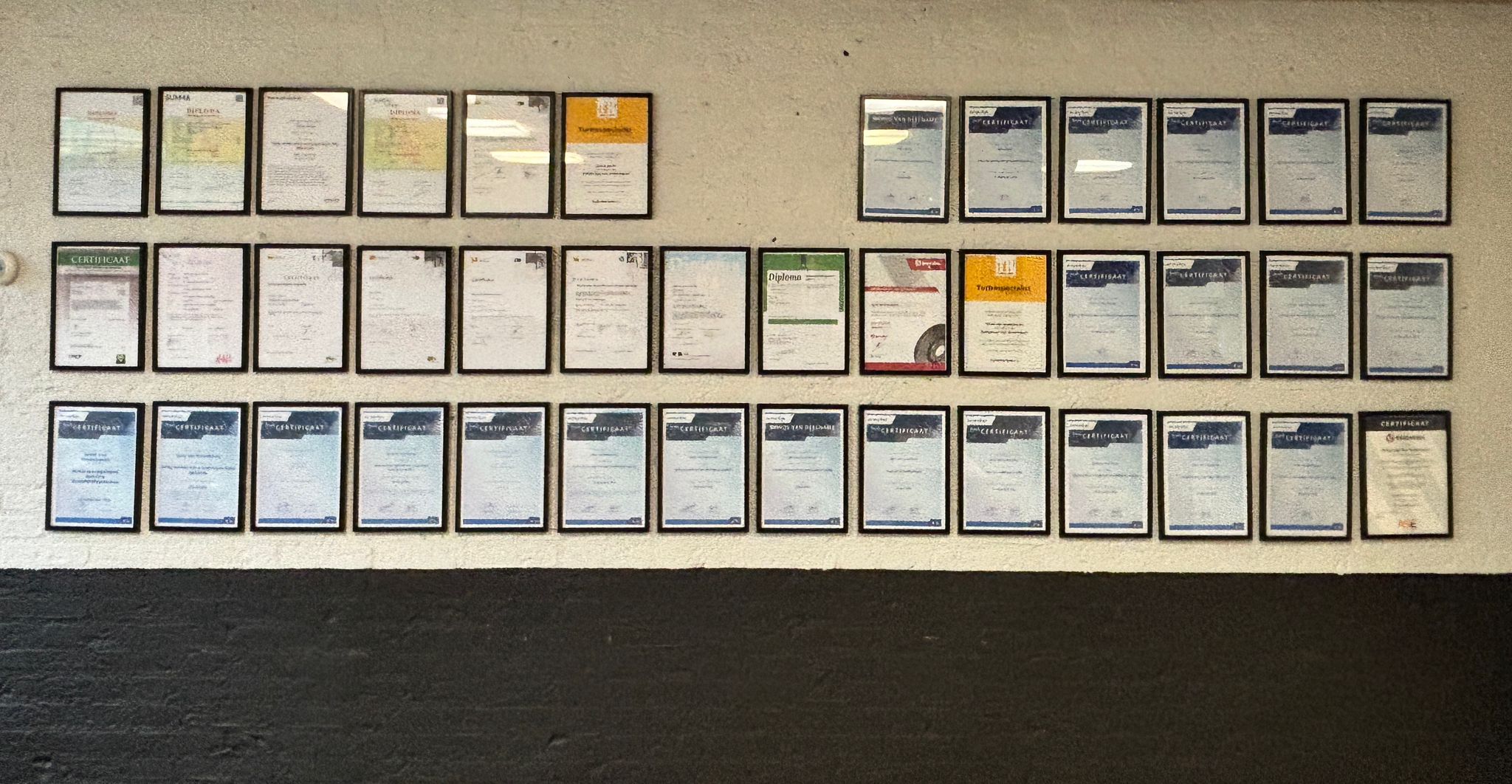 Certificaten aan de muur bij Garage van Vroenhoven in Haghorst